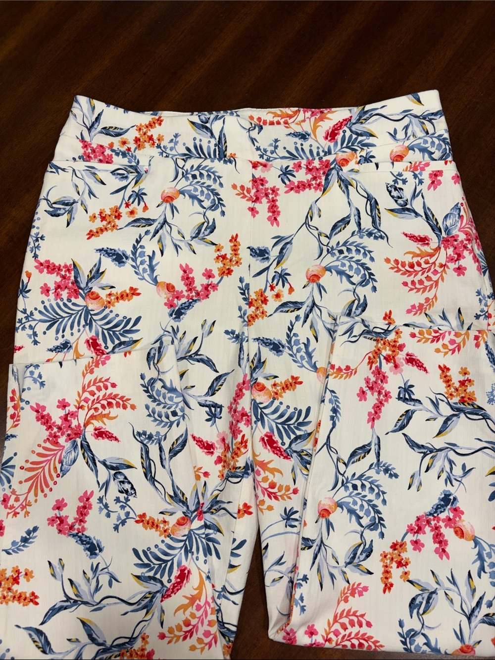 NWOT Chicos Floral Print Pull-On Crop Pants